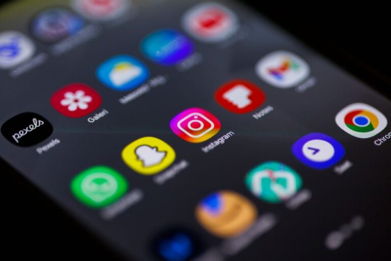 Privasi Akaun Media Sosial Palsu: Kenal Pasti Risiko dan Langkah Selamat