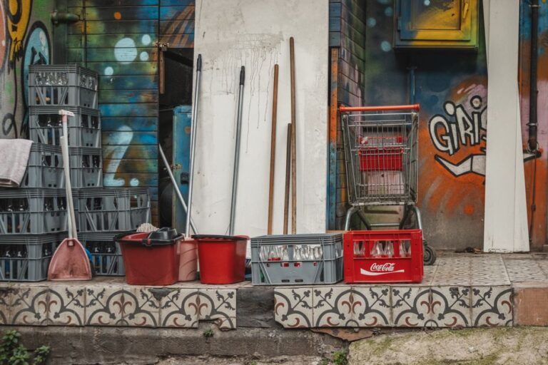 Rak Mop Mana Lebih Berbaloi: Jenis Dinding atau Bertapak?