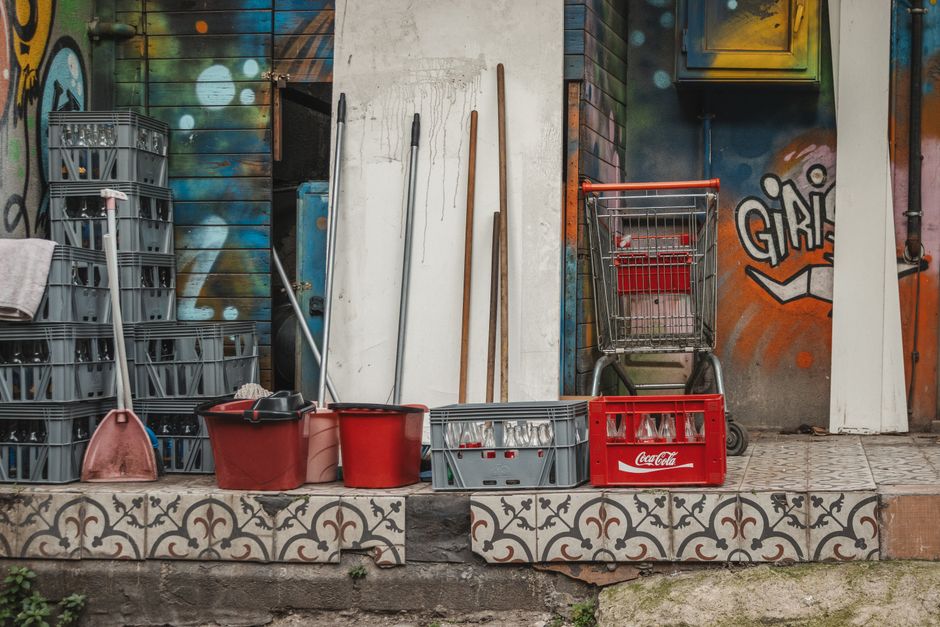 Rak Mop Mana Lebih Berbaloi: Jenis Dinding atau Bertapak?