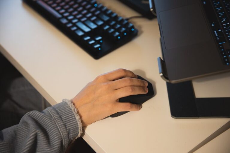 Bagaimana Sistem Operasi Komputer Menguruskan Sumber Perkakasan Anda