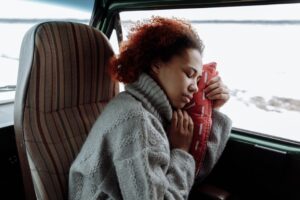 Bantal Travel: Cara Pilih Material yang Sesuai untuk Tidur Selesa di dalam Kenderaan