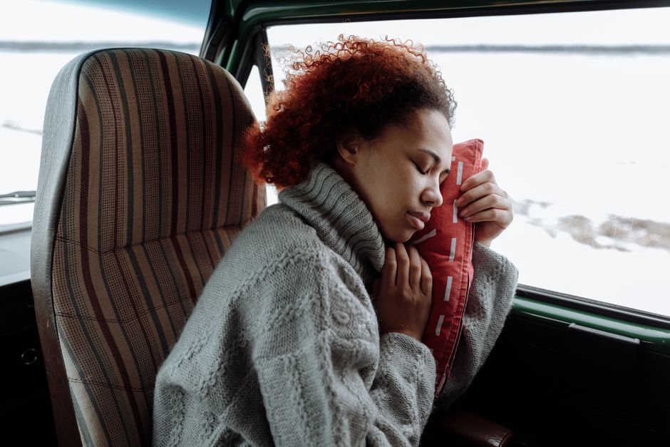 Bantal Travel: Cara Pilih Material yang Sesuai untuk Tidur Selesa di dalam Kenderaan