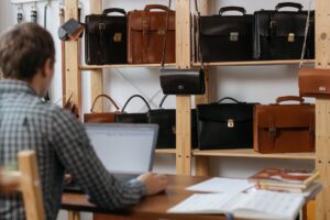 Beg Laptop Kulit vs Nilon: Mana Satu Pilihan Terbaik untuk Anda?