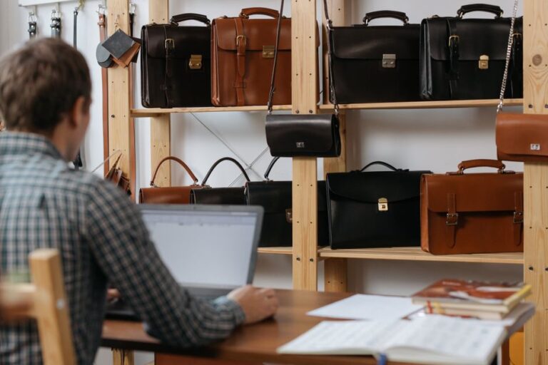 Beg Laptop Kulit vs Nilon: Mana Satu Pilihan Terbaik untuk Anda?