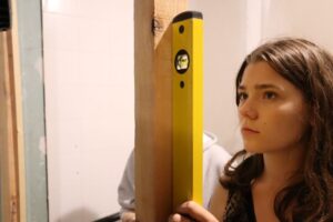 Cara Guna Spirit Level dengan Betul untuk Kerja Pasang Rak dan Bingkai