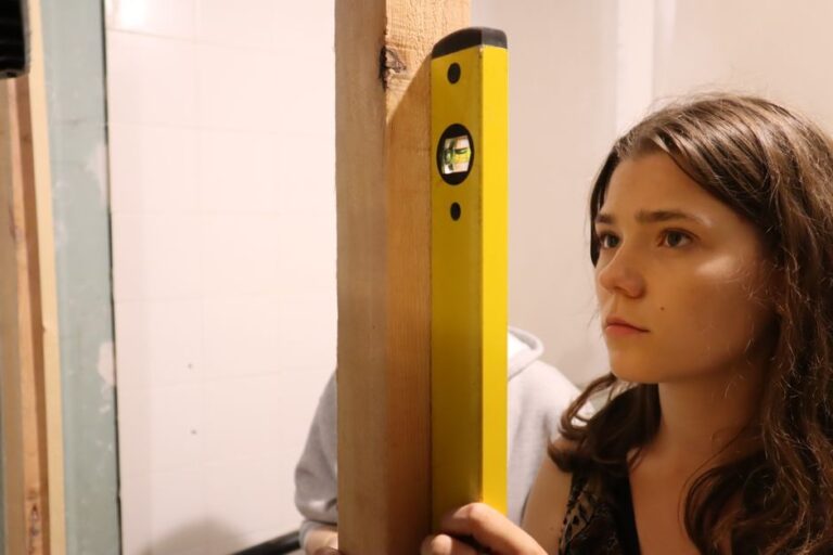 Cara Guna Spirit Level dengan Betul untuk Kerja Pasang Rak dan Bingkai