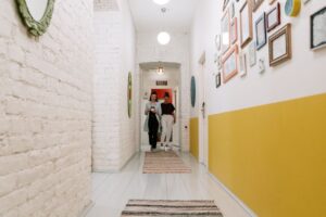 Cara Kemas Lorong Rumah Sempit agar Lebih Luas dan Kemas
