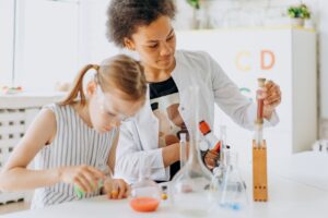 Cara Membantu Anak Melakukan Projek Sekolah Tanpa Tekanan