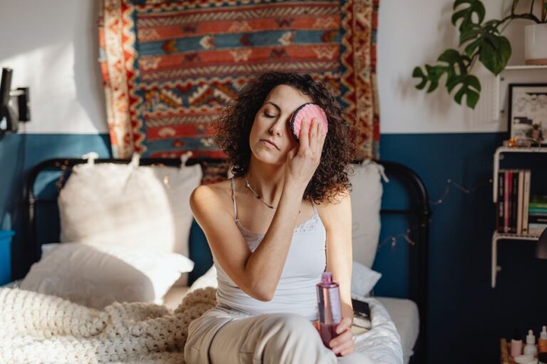 Cara Memilih Makeup Remover yang Tepat untuk Kulit Anda