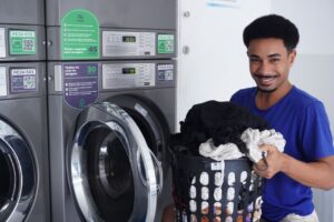 Cara Penjagaan Pakaian Hitam supaya Tidak Mudah Luntur dan Kusam