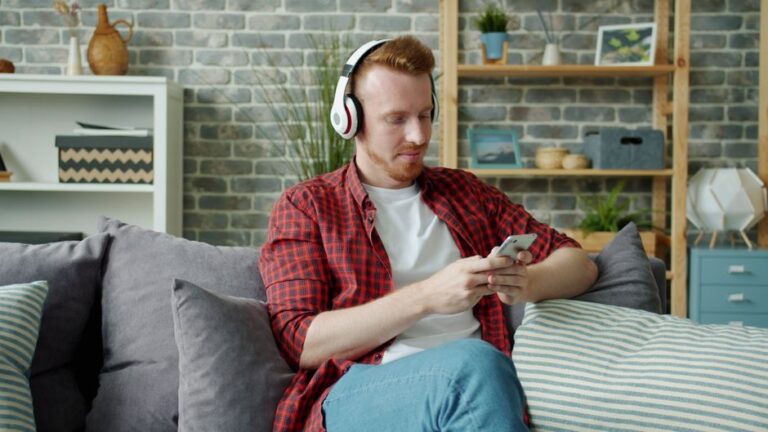 Cara Pilih dan Guna Headphone TV untuk Pengalaman Mendengar Terbaik