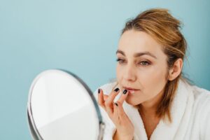 Cara Pilih dan Pakai Pelindung Bibir untuk Bibir Lembap Sepanjang Hari