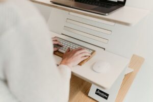 Cara Pilih Stand Laptop Terbaik Mengikut Keselesaan Postur Badan