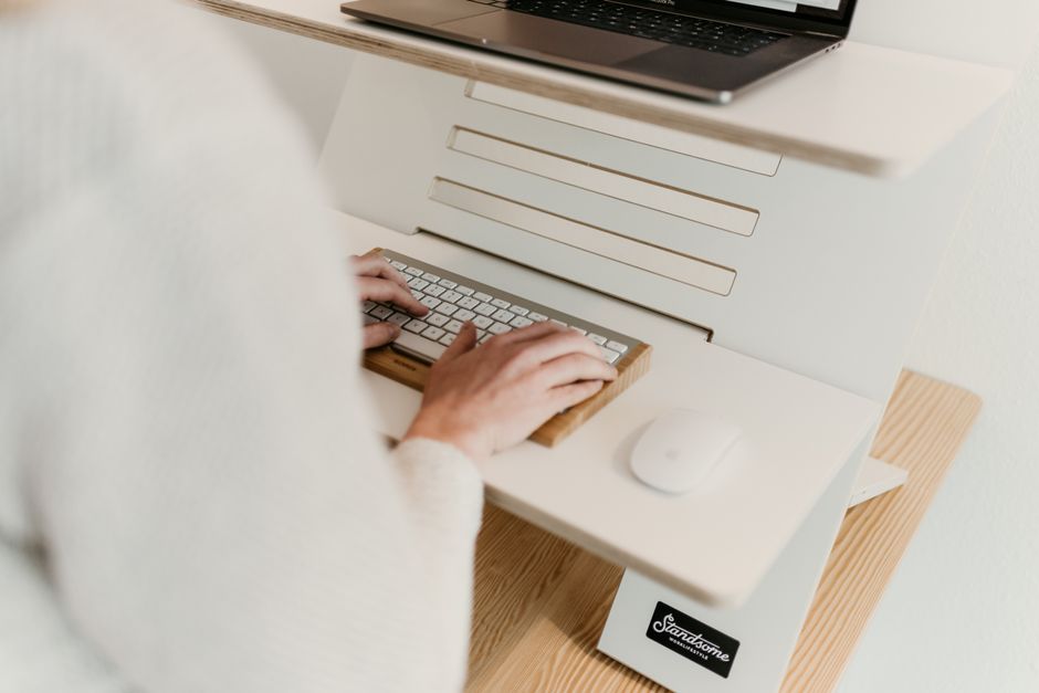 Cara Pilih Stand Laptop Terbaik Mengikut Keselesaan Postur Badan