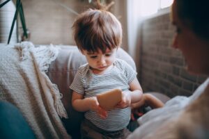 Kawal Ketagihan Telefon Anak: Panduan Praktikal Ibu Bapa Mengurus Waktu Skrin
