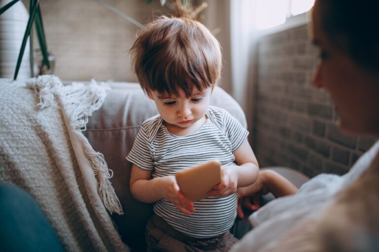 Kawal Ketagihan Telefon Anak: Panduan Praktikal Ibu Bapa Mengurus Waktu Skrin