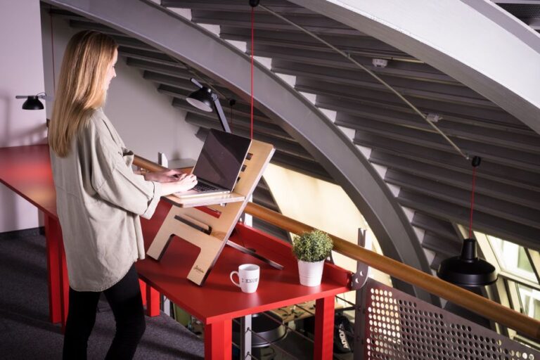 Kelebihan Stand Laptop Ergonomik untuk Kurangkan Sakit Leher semasa Bekerja