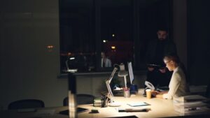 Kira Kerja Lebih Masa dengan Betul: Hak Pekerja dan Cara Tuntut Ot