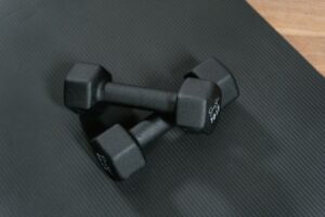 Memilih Berat Dumbbell yang Betul untuk Latihan di Rumah
