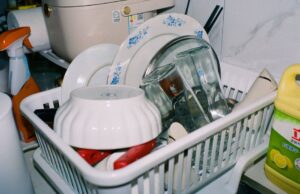 Memilih dan Mengurus Rak Pinggan yang Sesuai untuk Dapur Anda