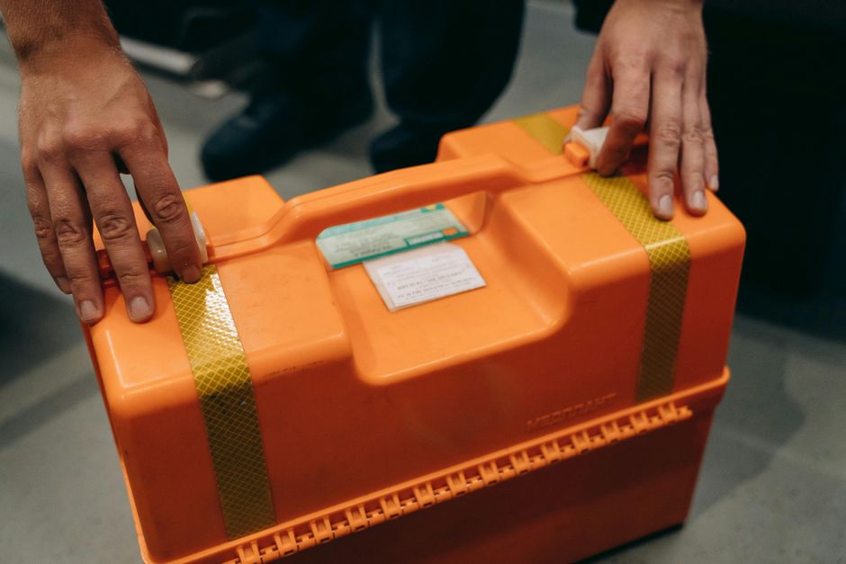 Memilih Kotak Pertolongan Cemas Pejabat: Keperluan, Lokasi dan Standard Keselamatan