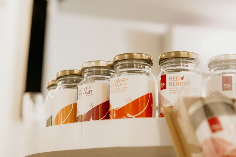 Memilih Label Pelekat Sesuai untuk Industri Makanan dan Minuman