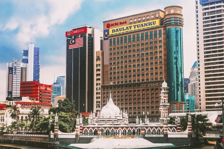 Meneroka Perkhidmatan Perbankan OCBC Malaysia untuk Urusan Kewangan Harian