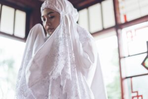 Panduan Pemilihan Telekung Putih yang Selesa dan Berkualiti untuk Solat Sempurna
