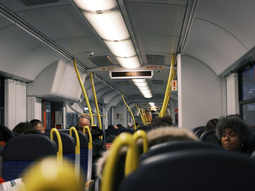 Perancangan Tempat Duduk Perjalanan Tren: Cara Pilih Posisi Selesa dan Sesuai