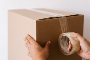 Teknik Menggunakan Pita Pelekat Pembungkusan agar Parcel Anda Selamat