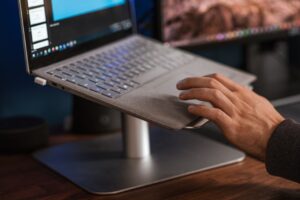 Cara Pilih Stand Laptop untuk Produktiviti dan Keselesaan Kerja