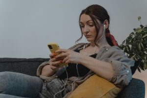 Kelebihan dan Kekurangan Drama Streaming Berbanding TV Konvensional