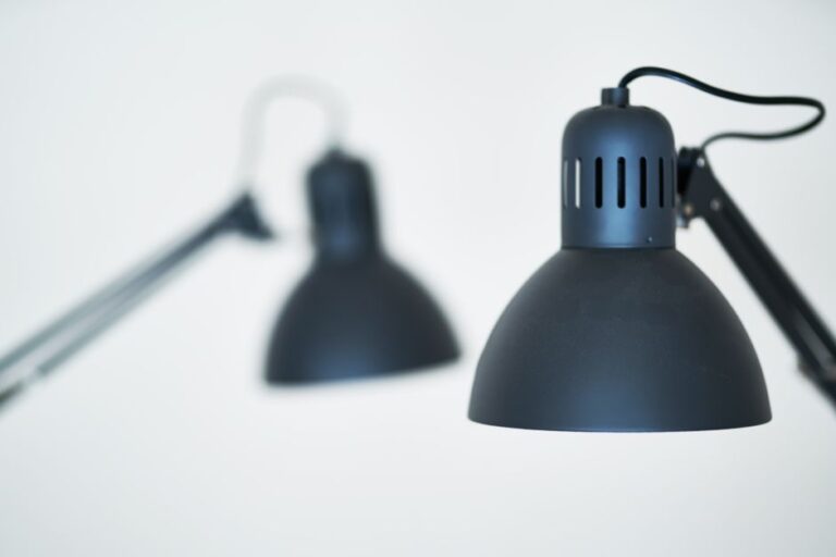 Memilih Lampu Meja Belajar yang Tepat untuk Kesihatan Mata