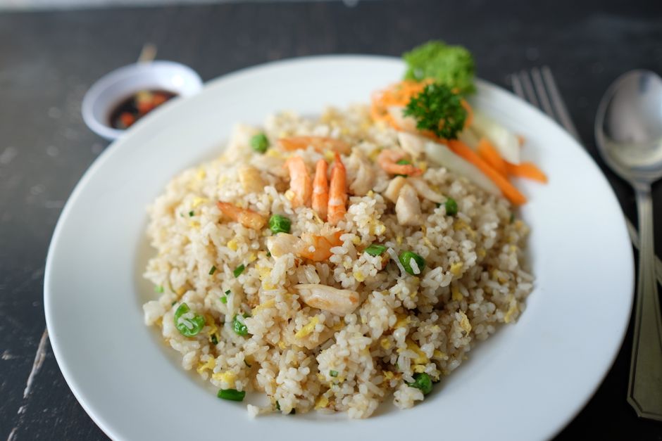 Nasi Goreng Rumah: Teknik Tumis Cepat dan Variasi Lauk Peti Sejuk