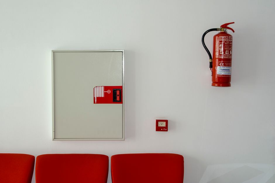 Pemadam Api Rumah: Panduan Lokasi Strategik dan Cara Letak Paling Selamat