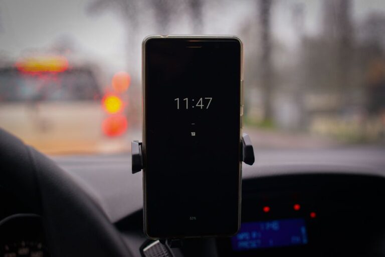Pemegang Telefon Kereta Terbaik untuk Keselamatan dan Kemudahan Pemanduan