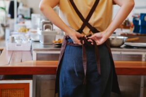 Pemilihan Apron Dapur yang Tepat untuk Perlindungan Pakaian