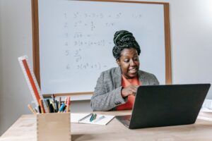 Strategi Mengendalikan Kelas Online yang Interaktif dan Berkesan